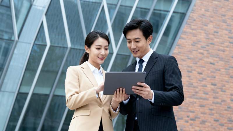 商务人士共览平板图片