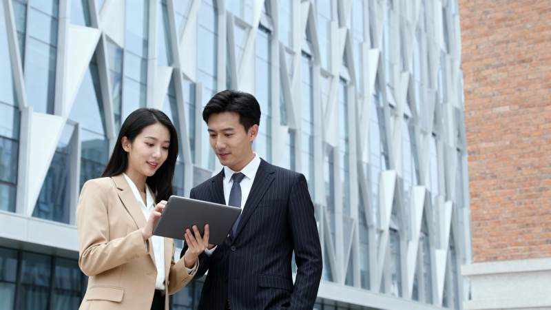 商务人士共览平板图片