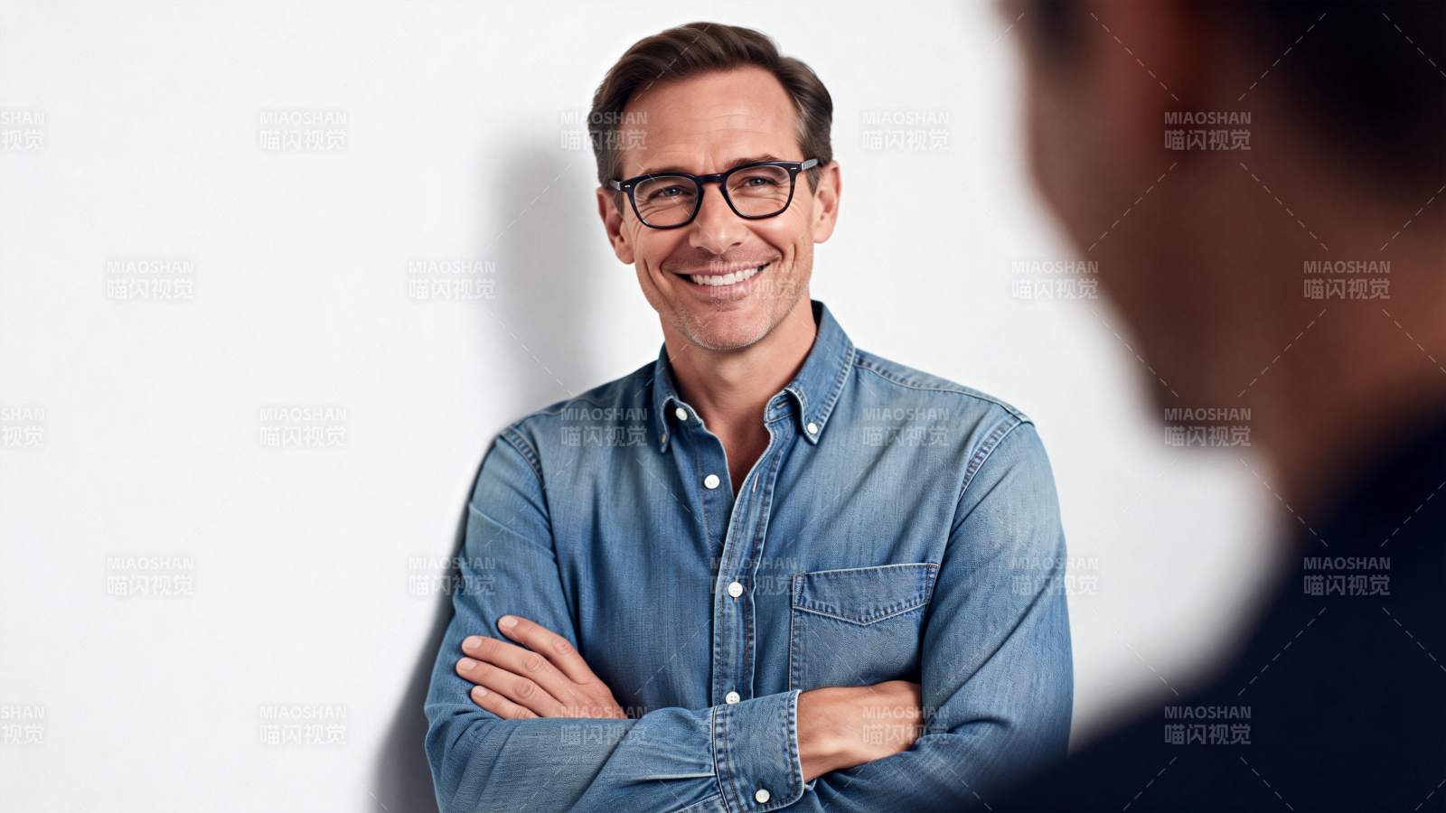 微笑男士自信交流图片