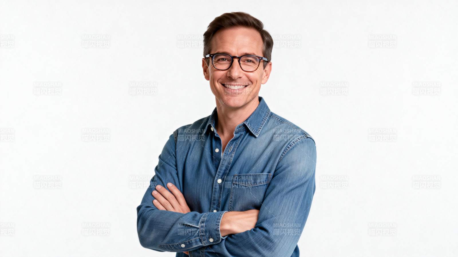 自信男士微笑站立图片