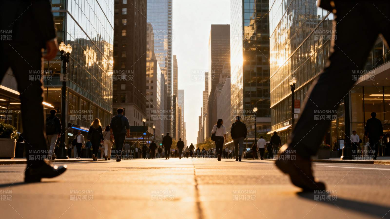 都市晨光行人影图片