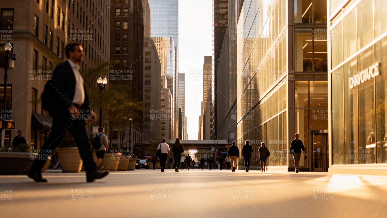 都市晨光行人匆匆图片