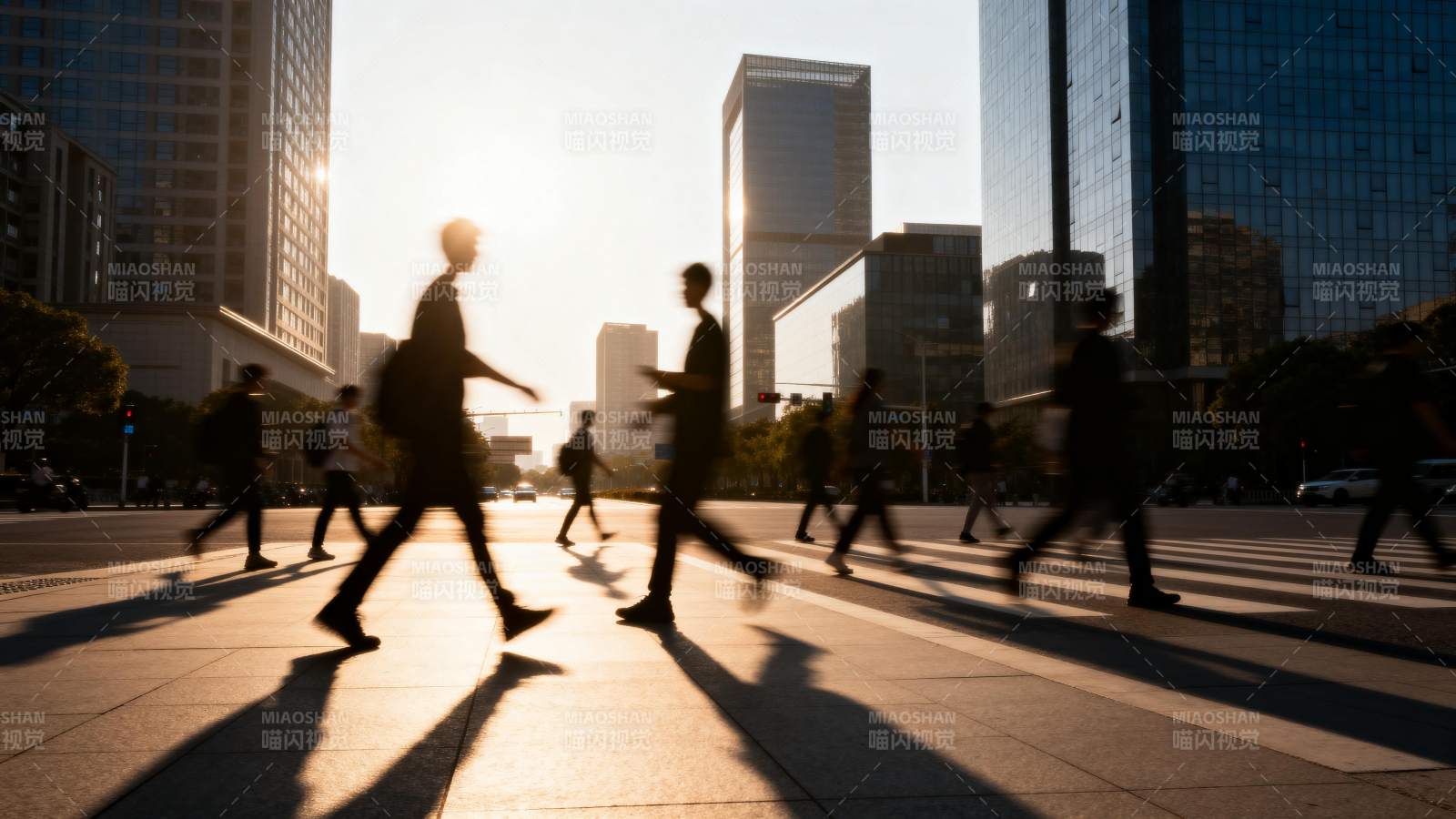 都市晨光行人影图片