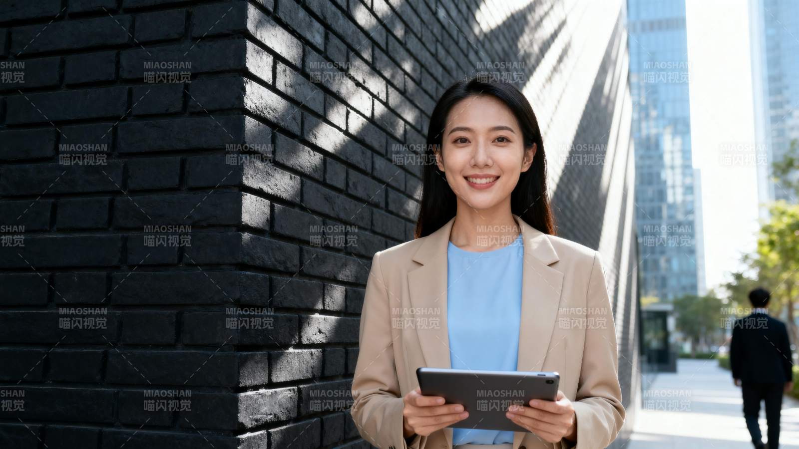 职场女性手持平板图片