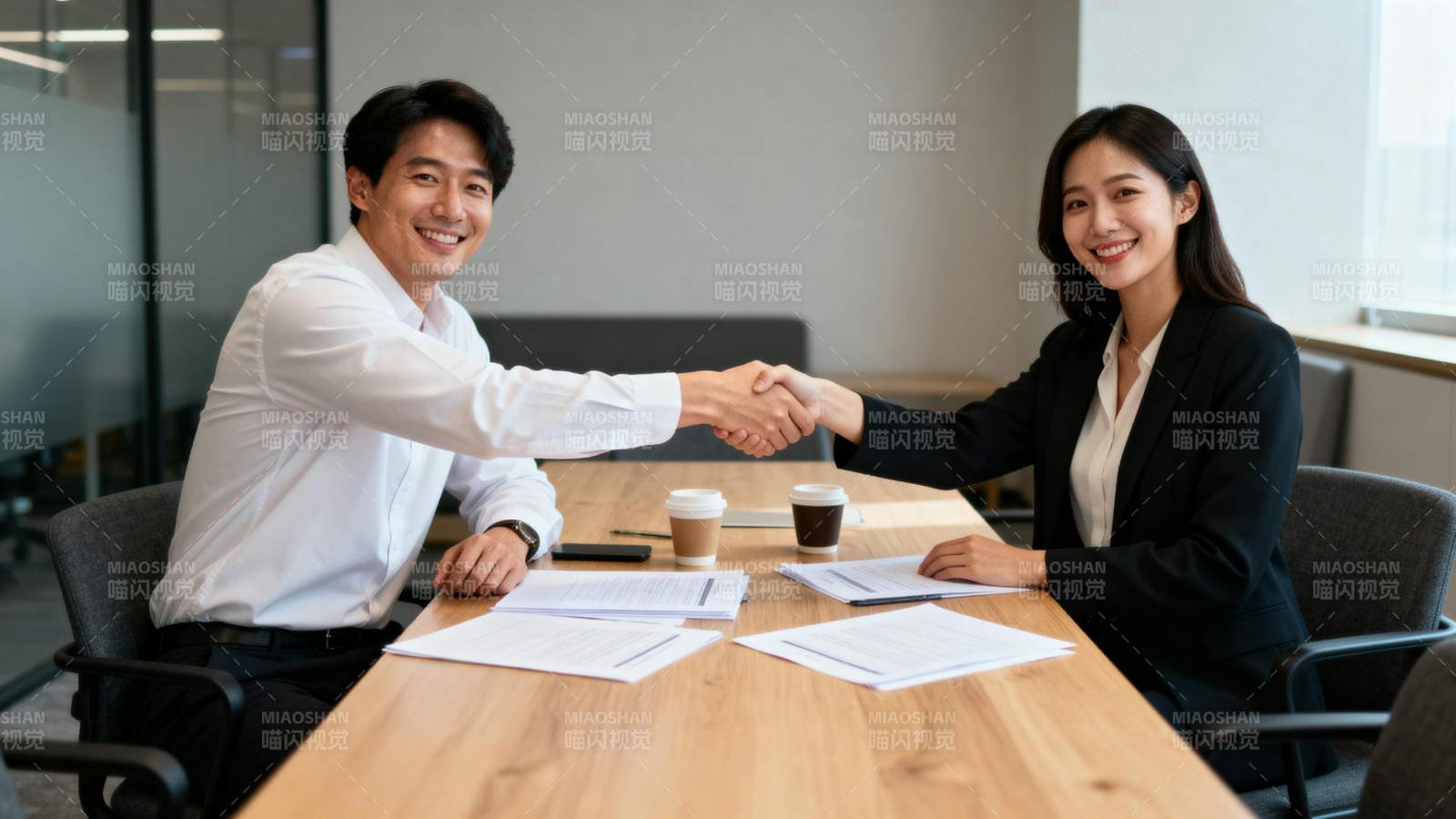 商务握手合作成功图片