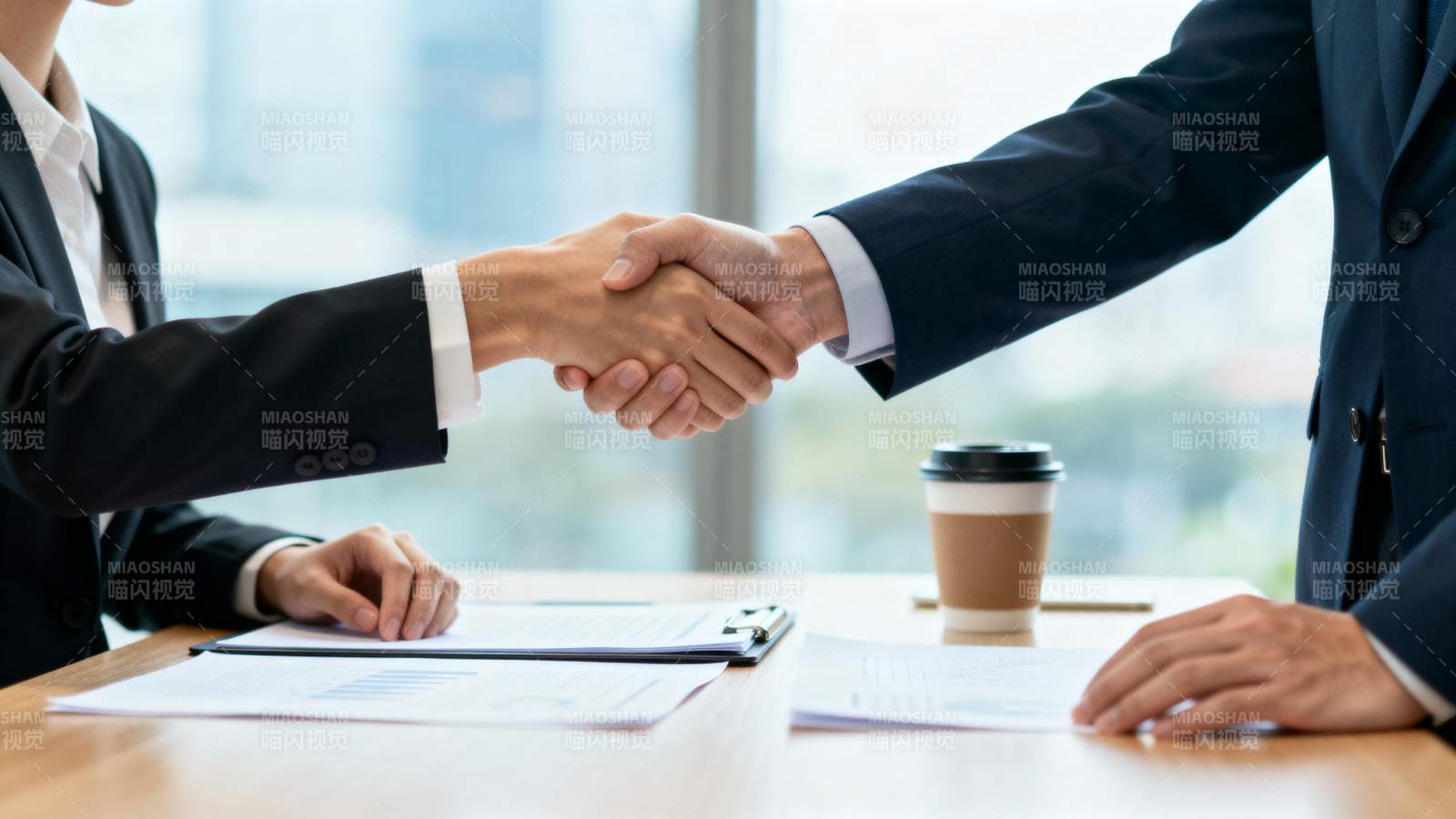 商务握手合作签约图片