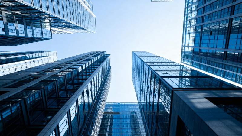 城市高楼仰视图图片