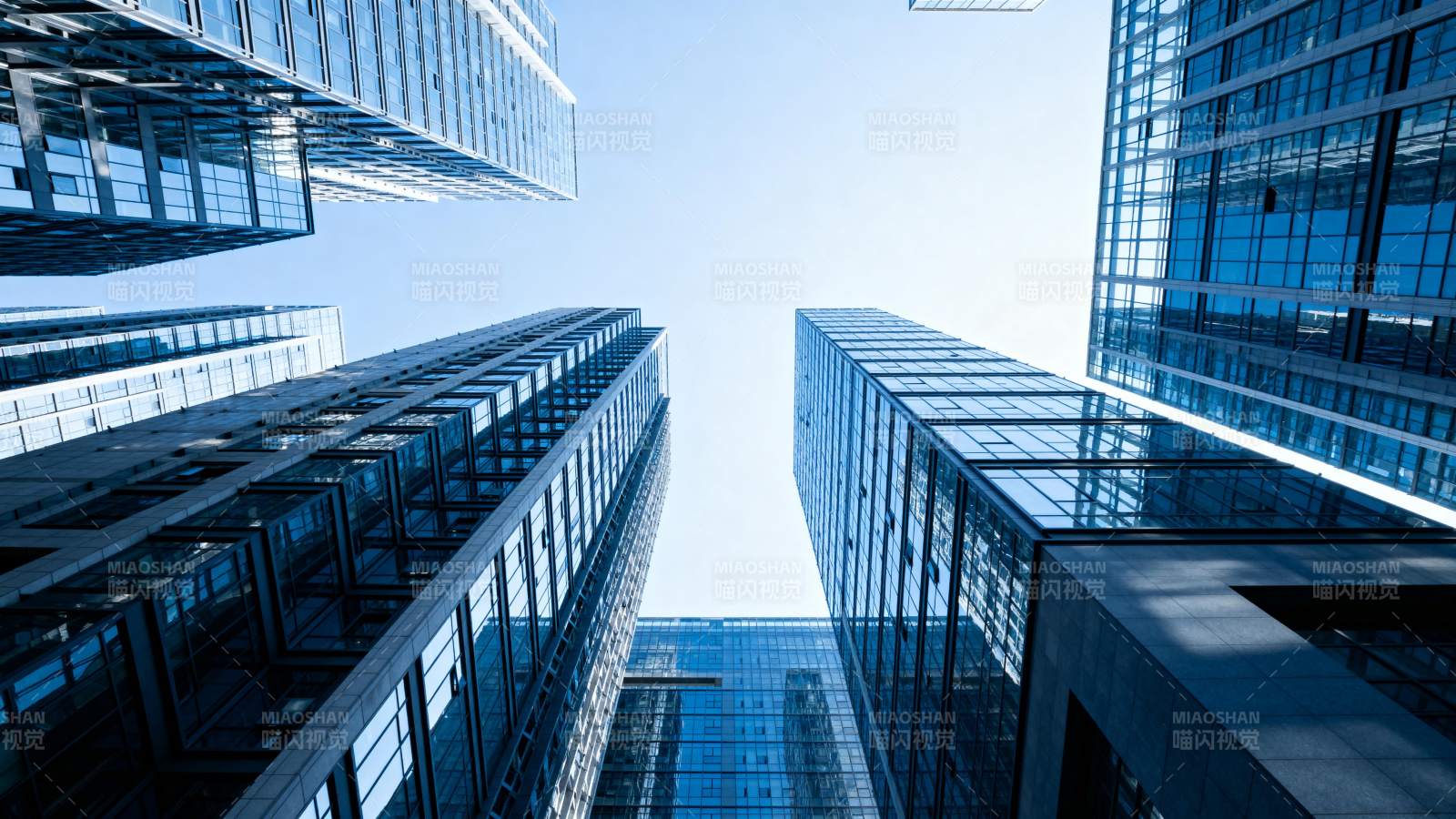 城市高楼仰视图图片