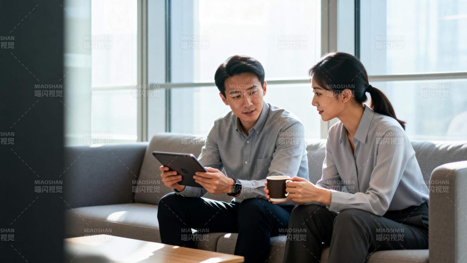 职场交流瞬间图片