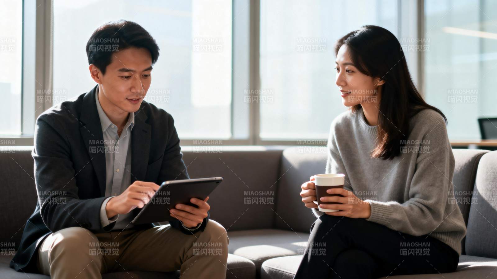 两人共饮谈工作图片