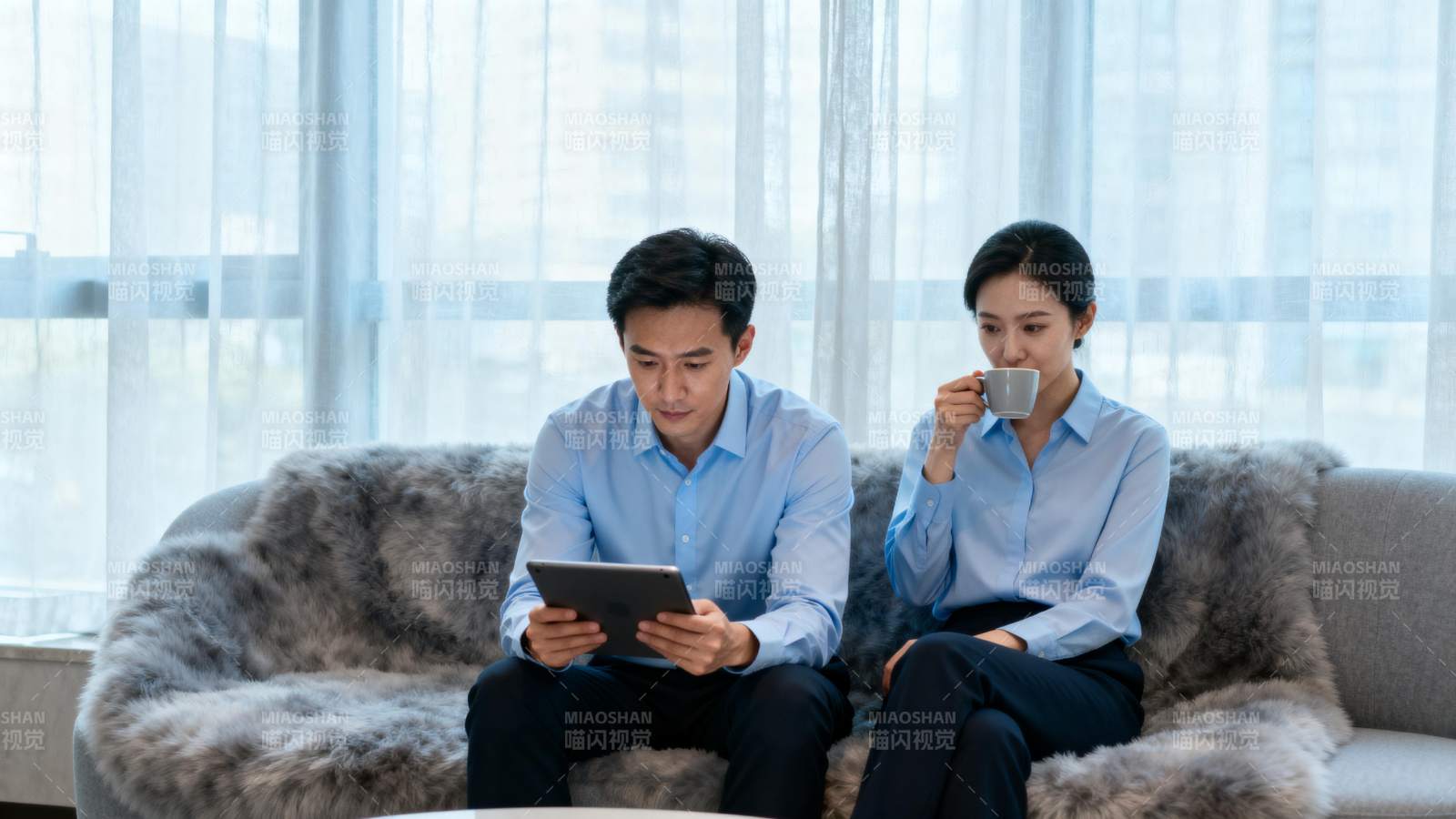 居家办公共度时光图片