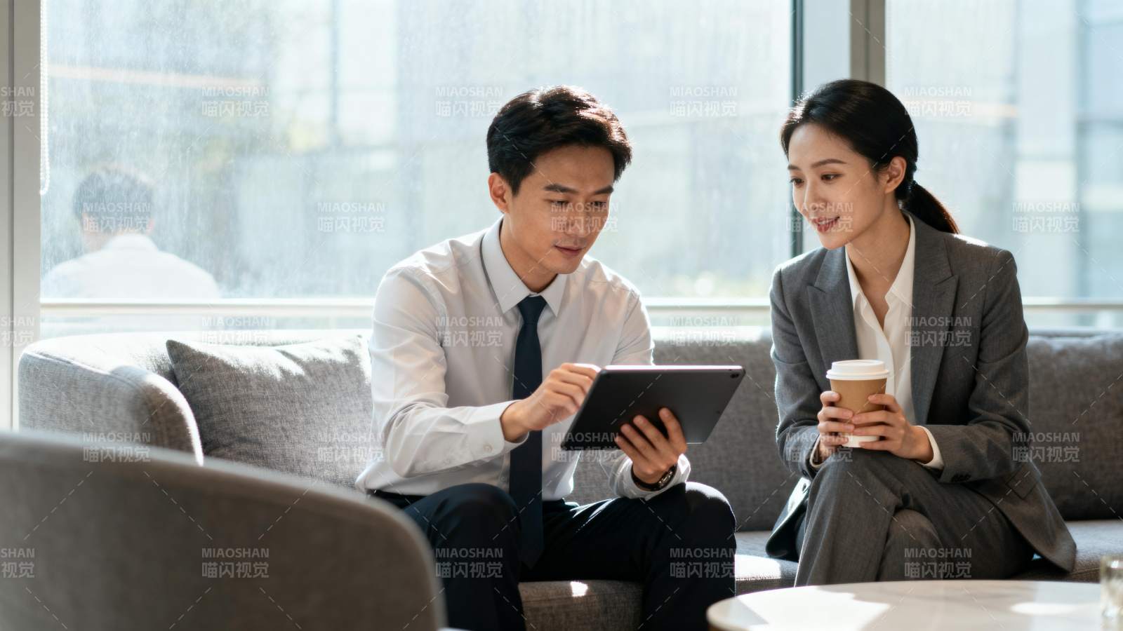 商务洽谈中图片