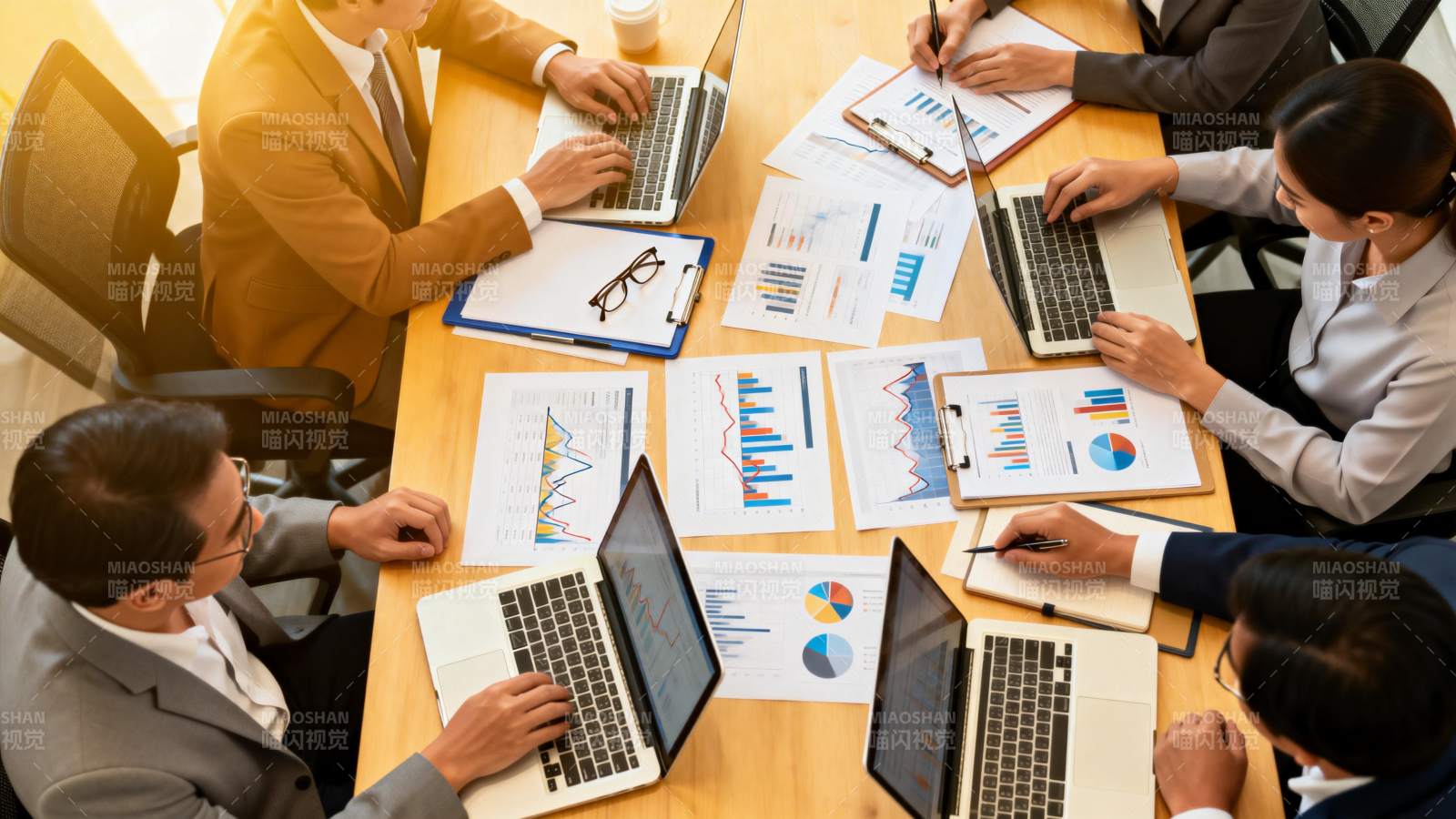 商务会议讨论中图片