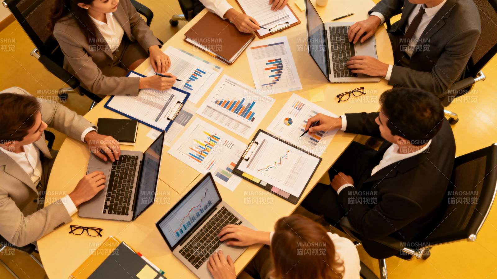 商务会议讨论中图片