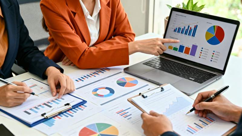 团队分析财务数据图片