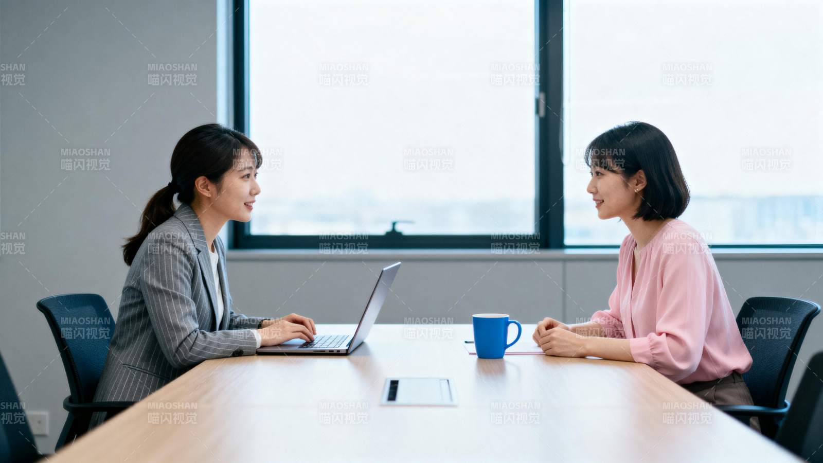 商务洽谈场景图片