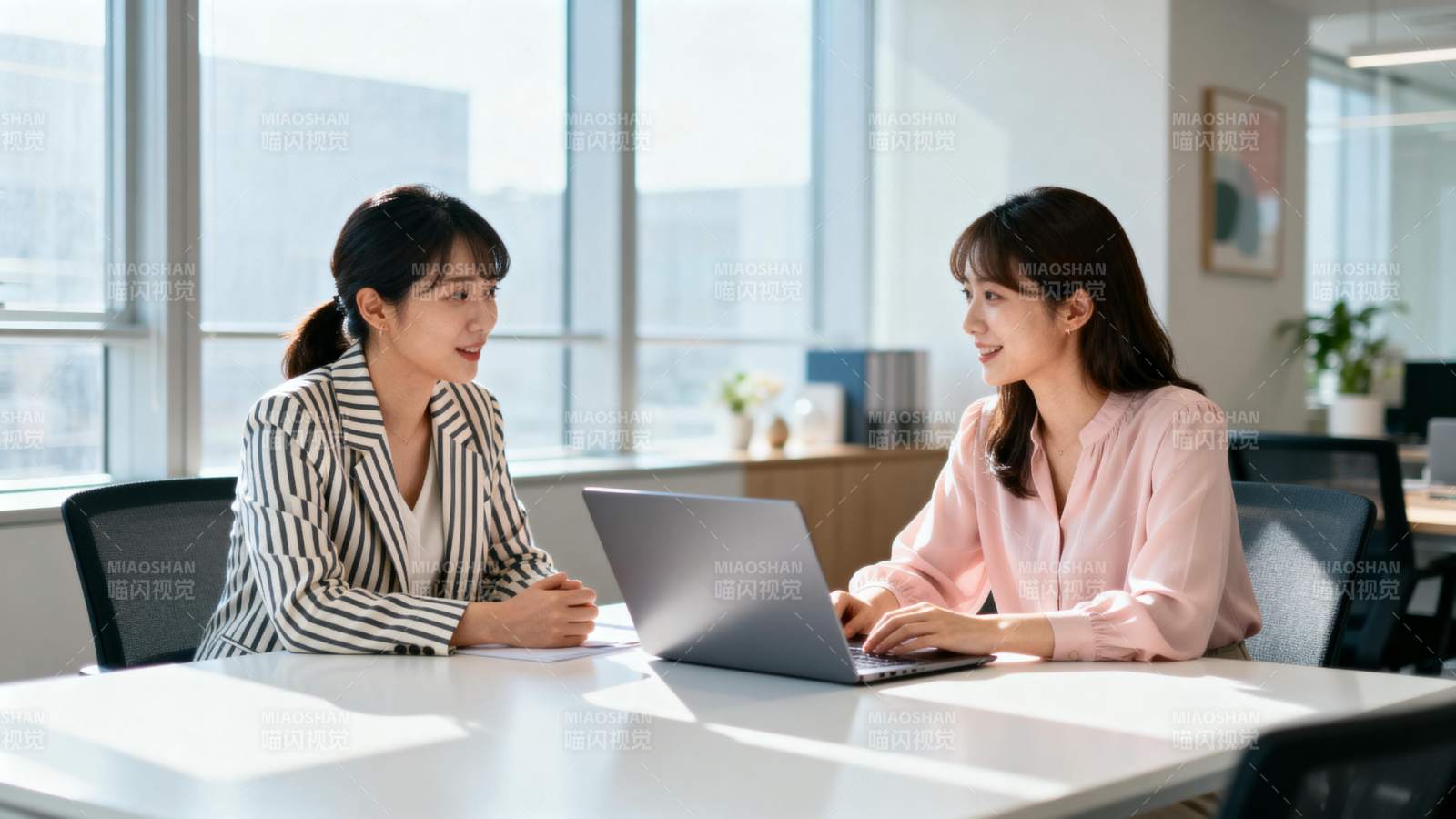 办公室里的对话图片