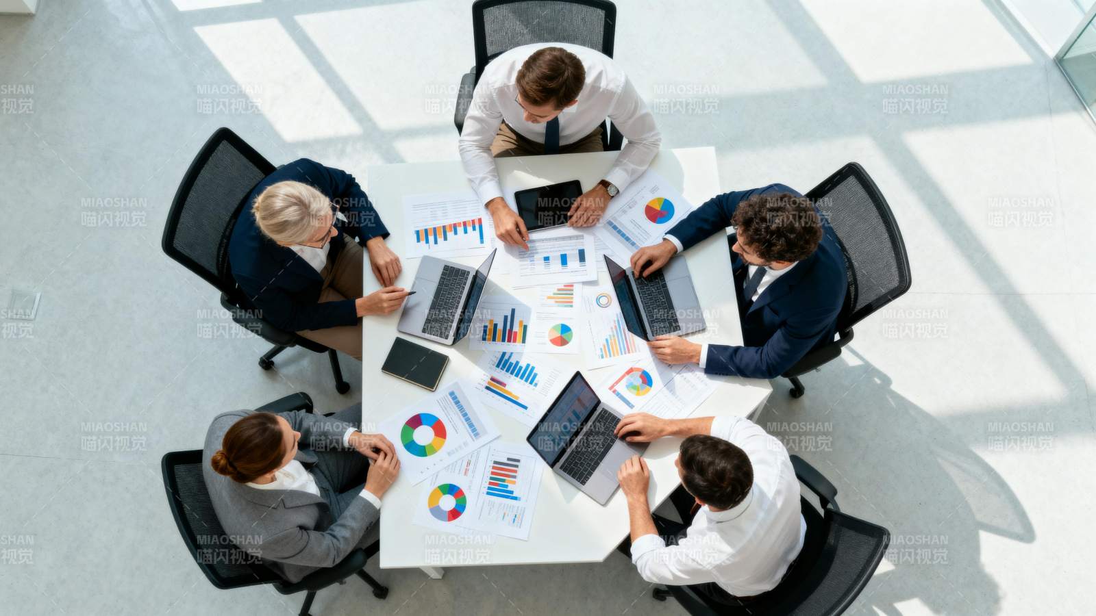 商务会议讨论中图片