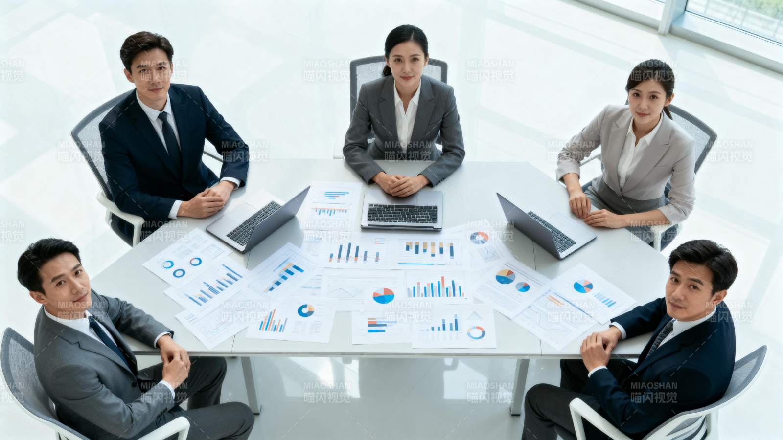 商务会议讨论中图片