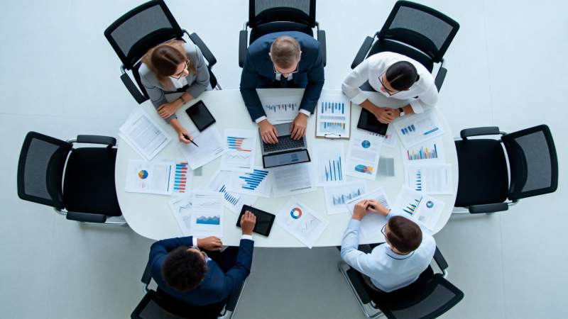 商务会议讨论中图片