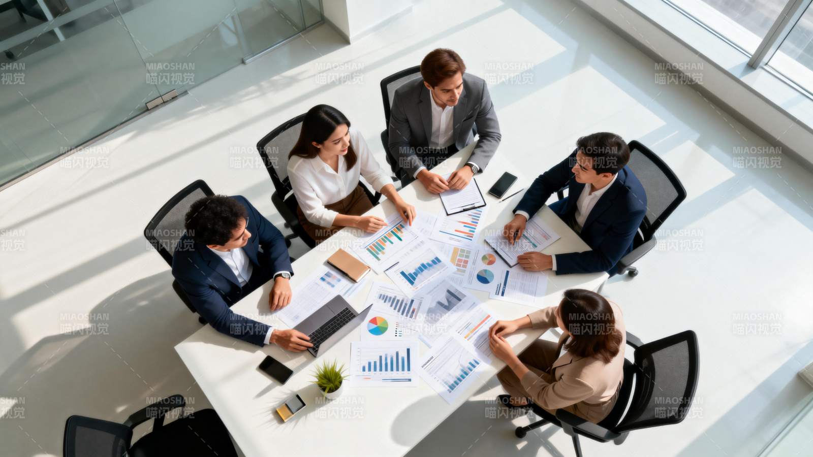 商务会议讨论中图片