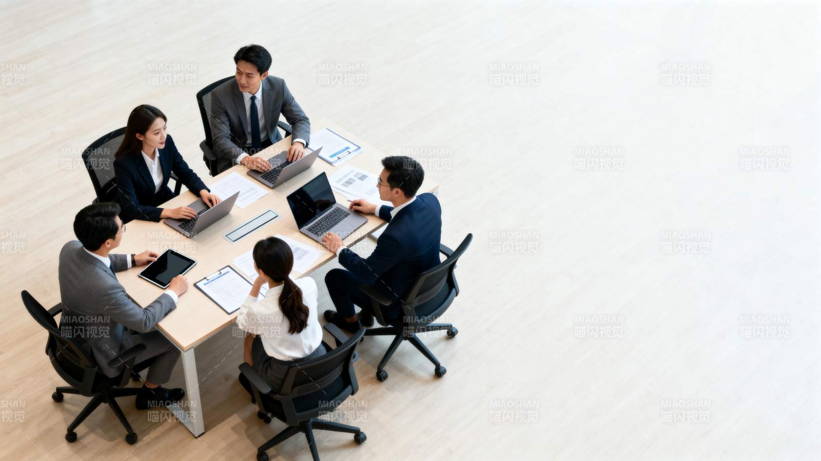 商务会议讨论中图片