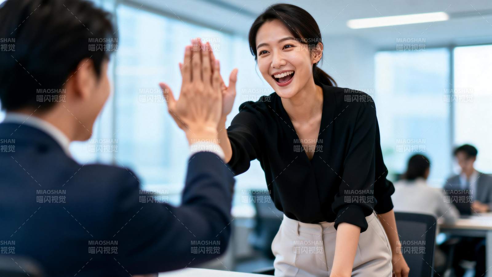 职场击掌庆祝图片