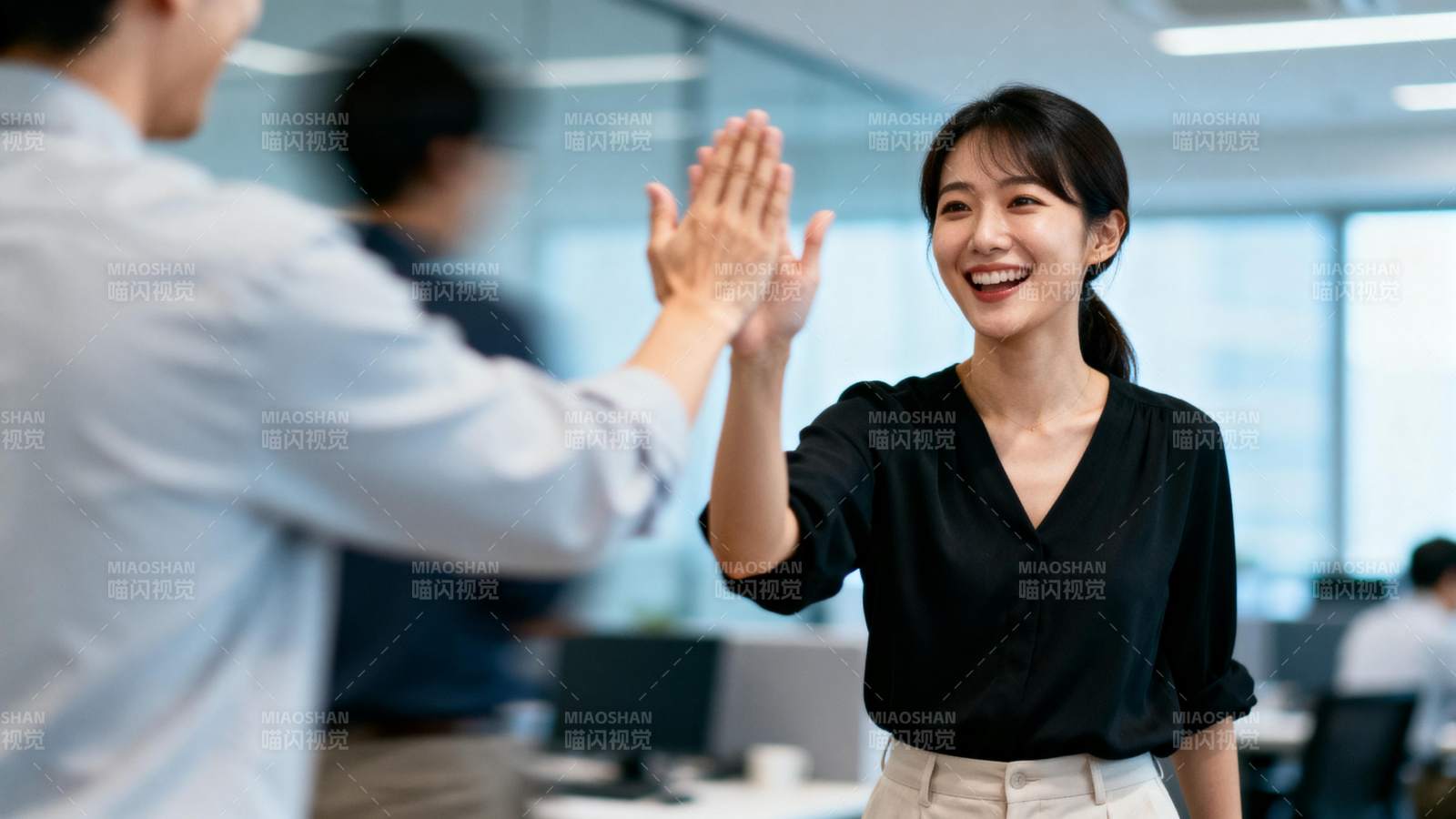 职场高五庆祝瞬间图片