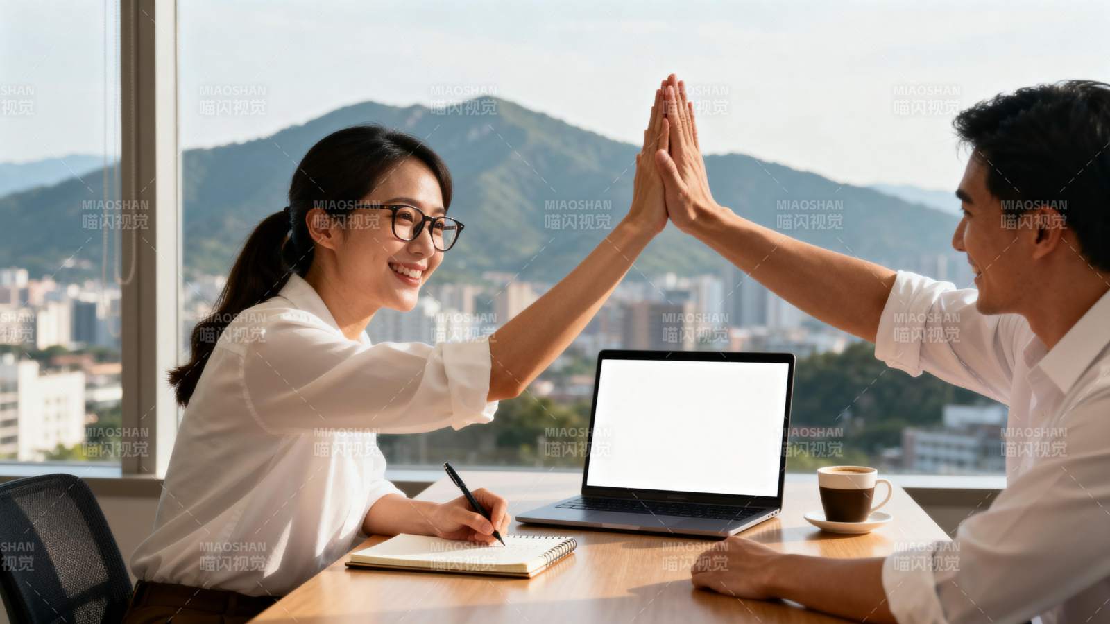 职场伙伴击掌庆祝图片