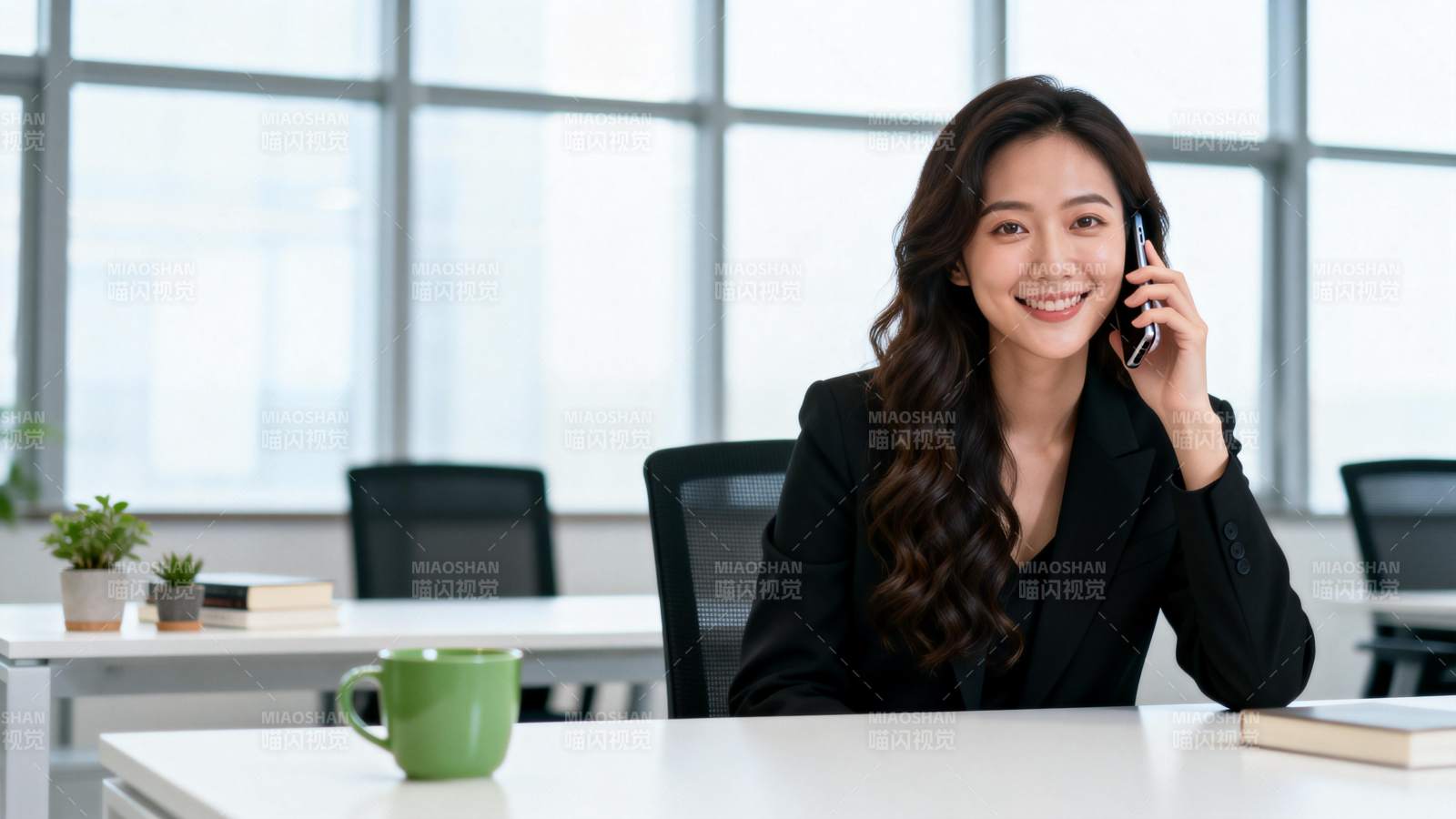 职场女性通话中图片