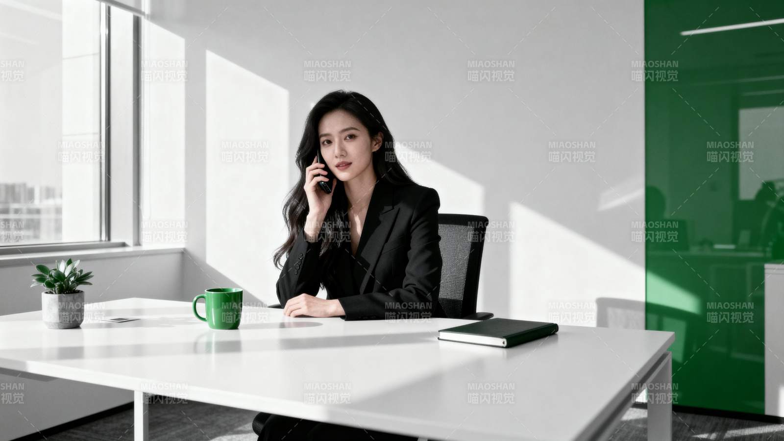 职场女性通话中图片