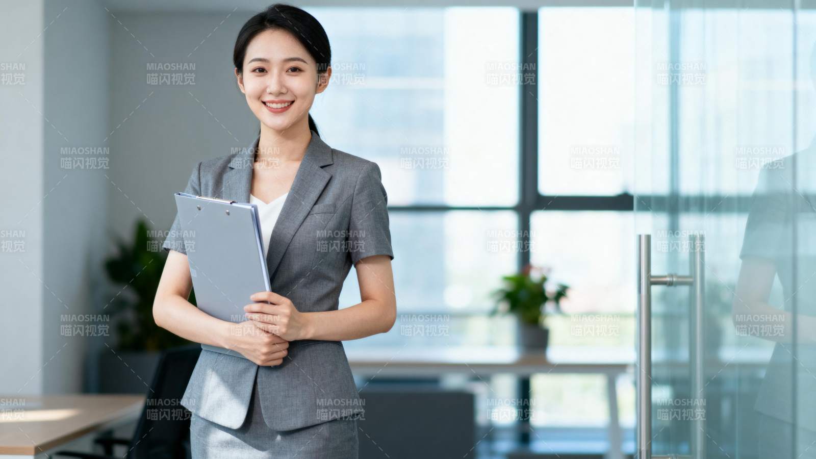 职场女性微笑持文件图片