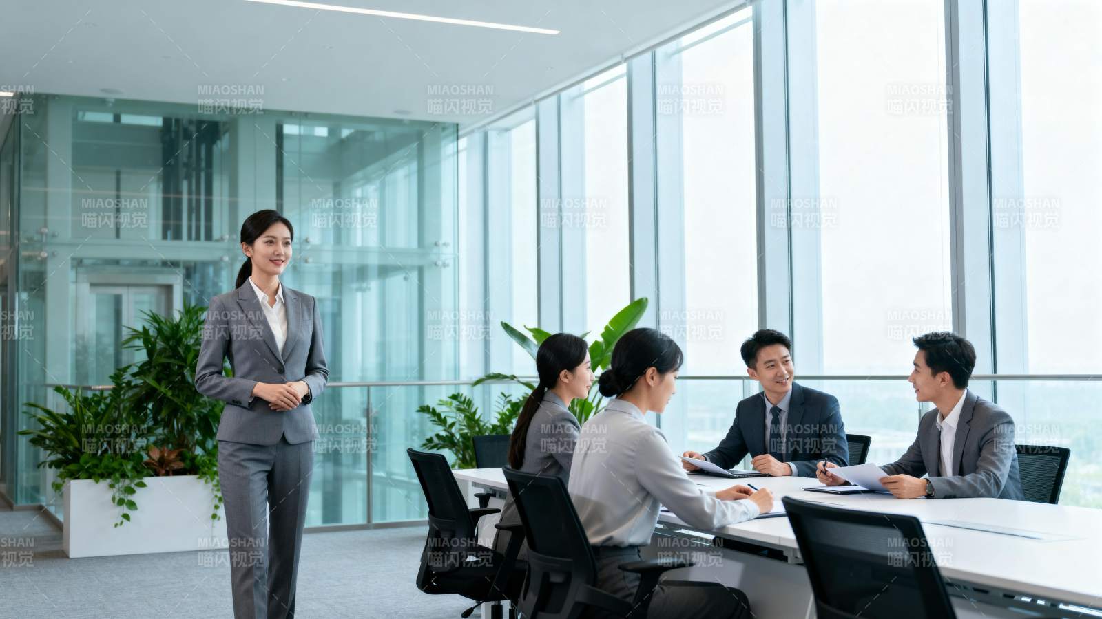 商务会议进行中图片