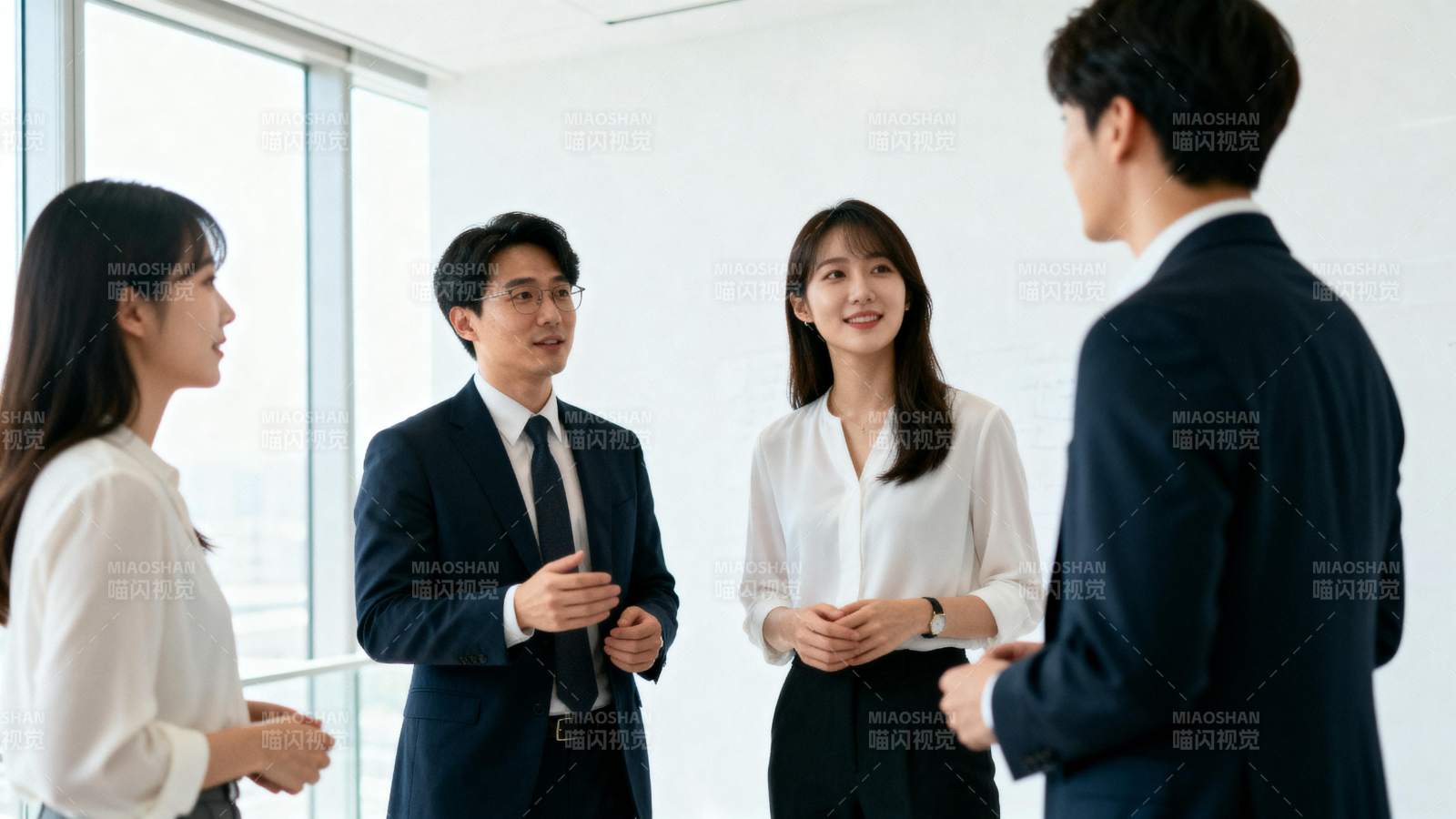 商务人士交流场景图片