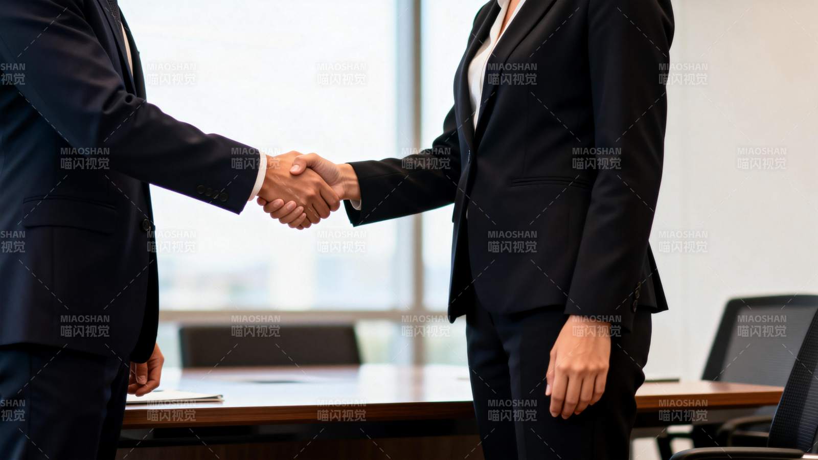 商务握手合作瞬间图片