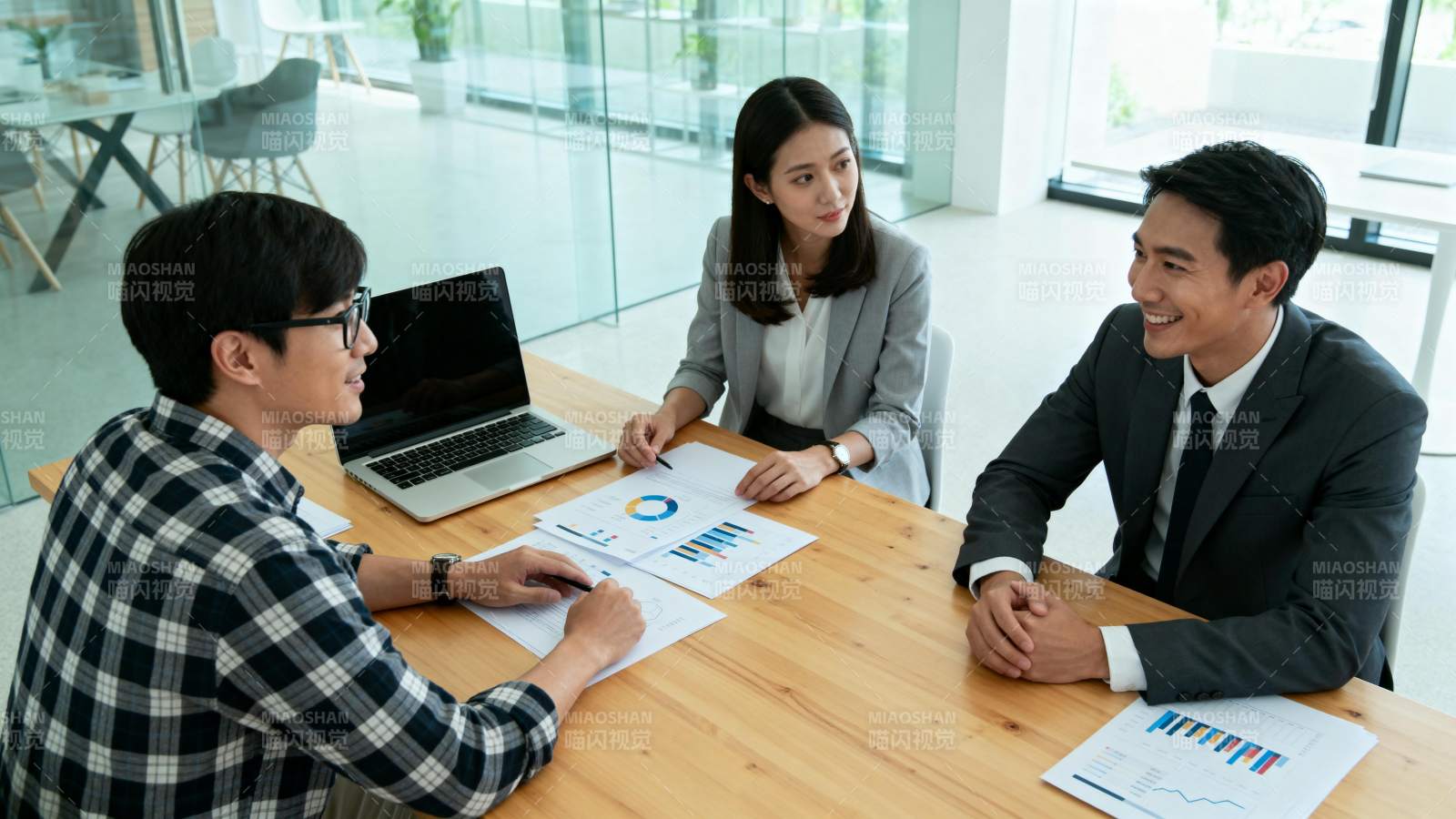 商务会议讨论中图片