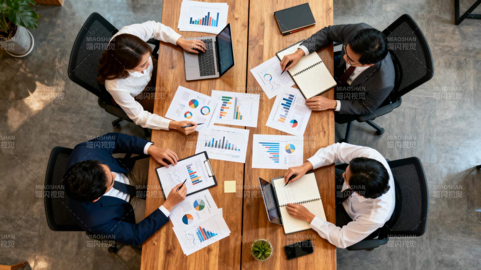 团队会议讨论图片