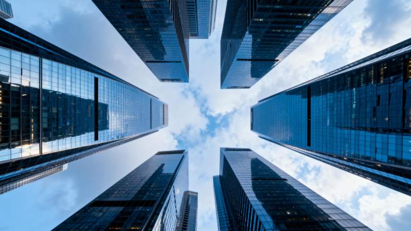 摩天大楼仰望天空图片