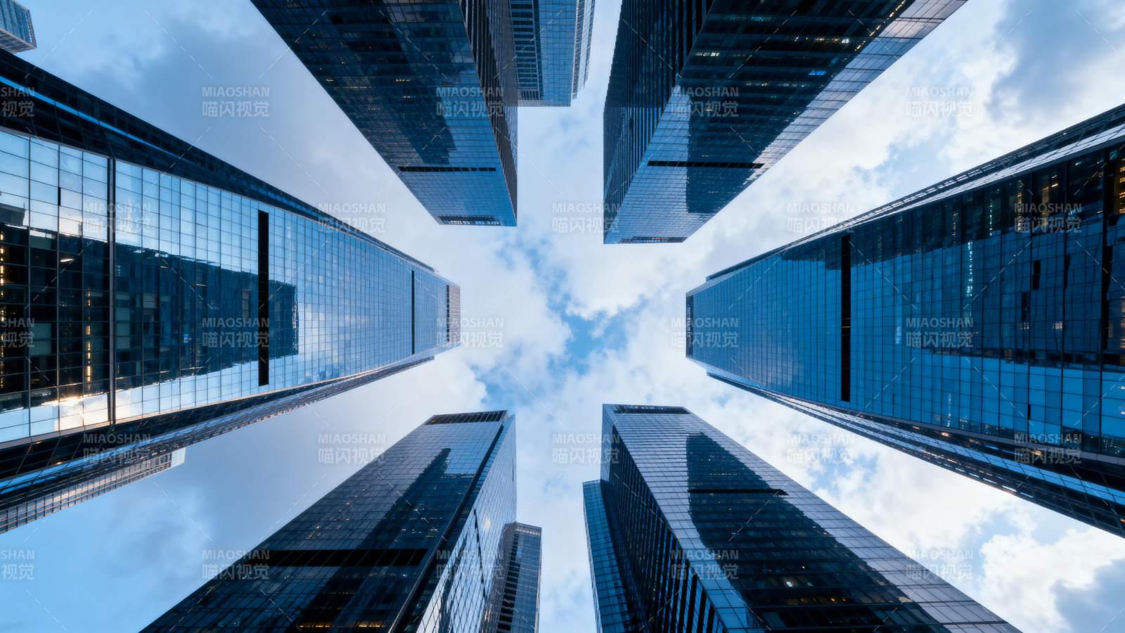 摩天大楼仰望天空图片