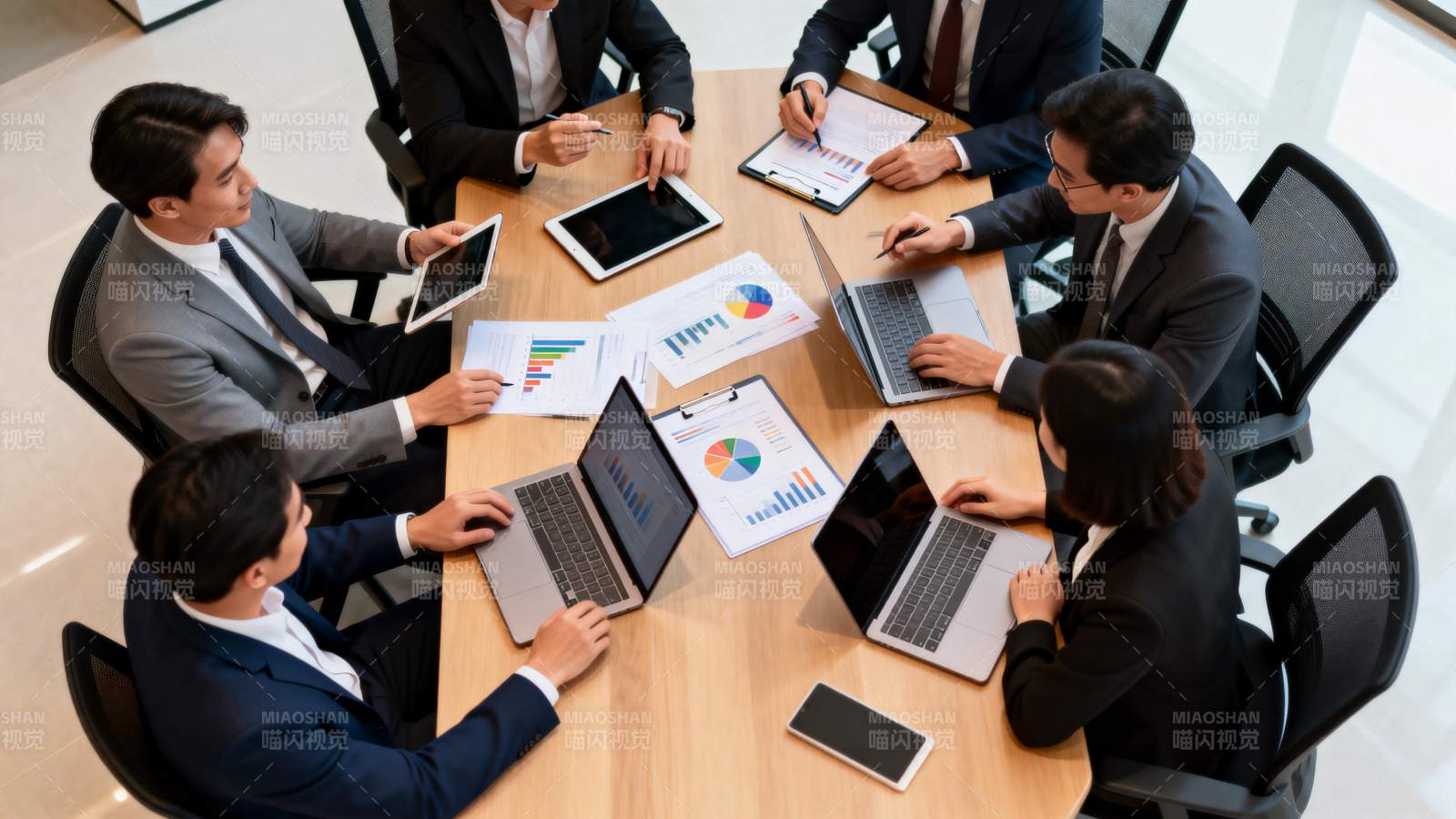 商务会议讨论中图片