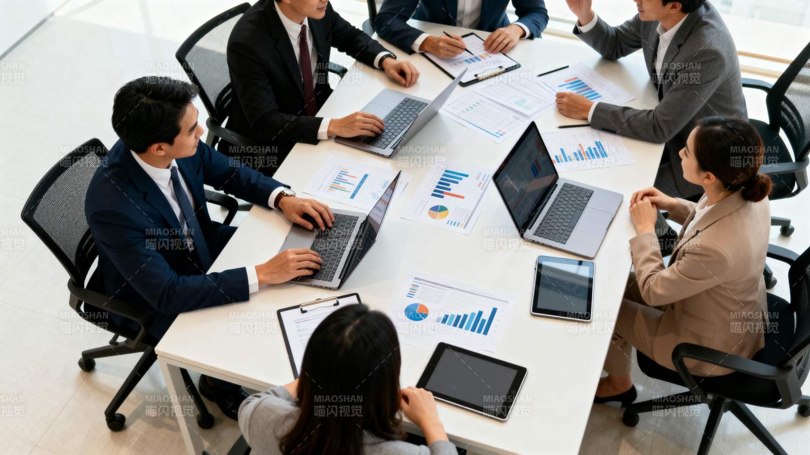 商务会议讨论中图片