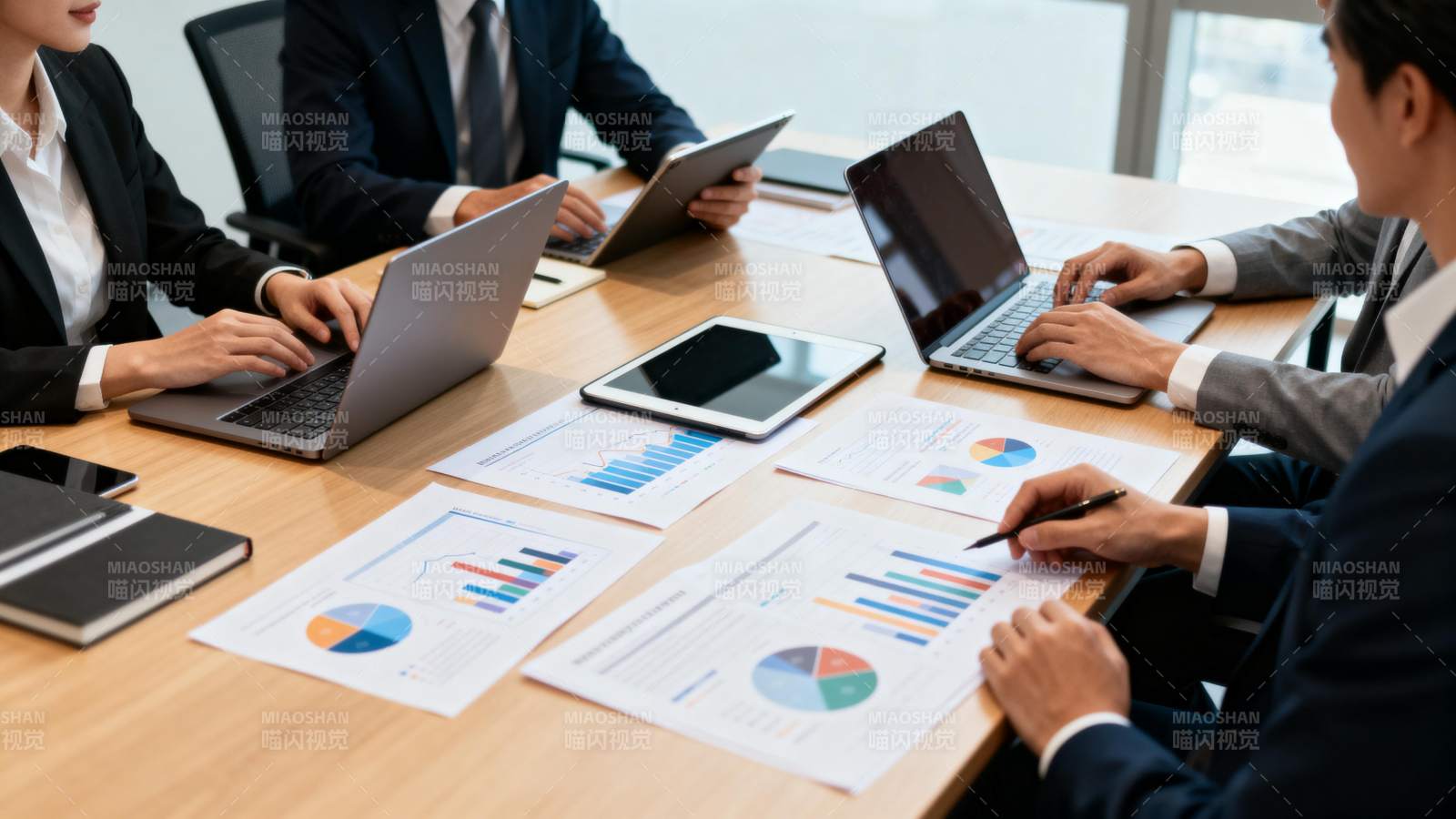 商务会议讨论数据图片
