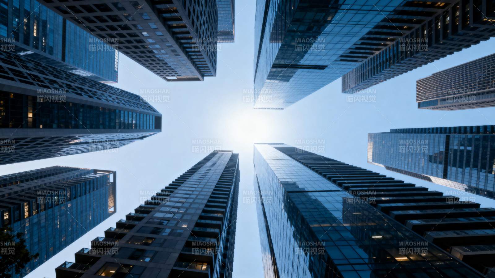 城市天际线仰视图片