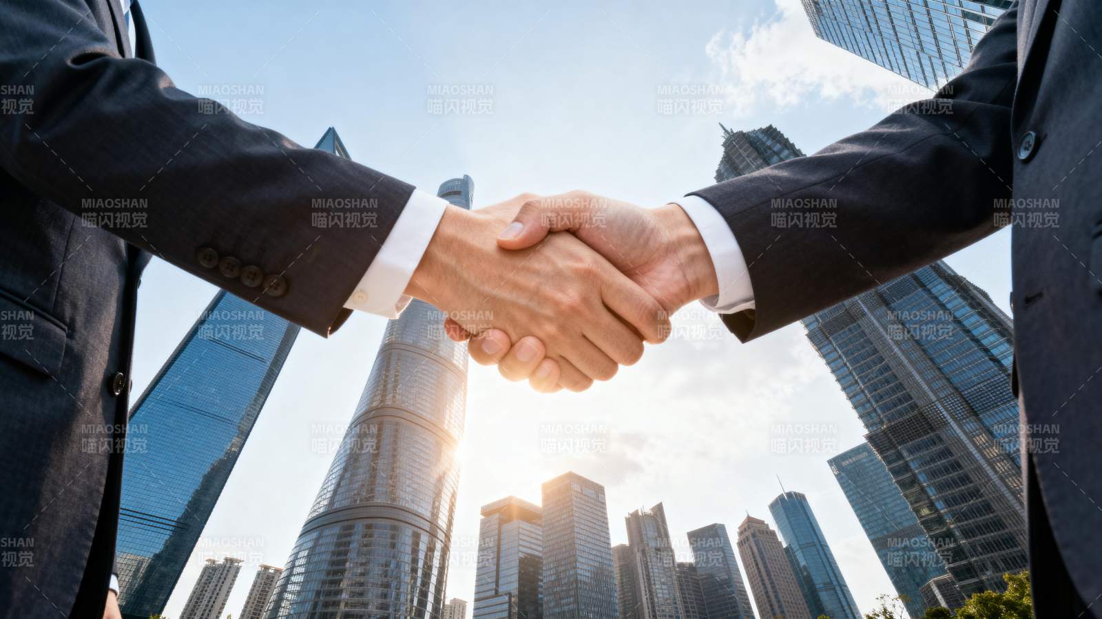 商务握手 城市背景图片
