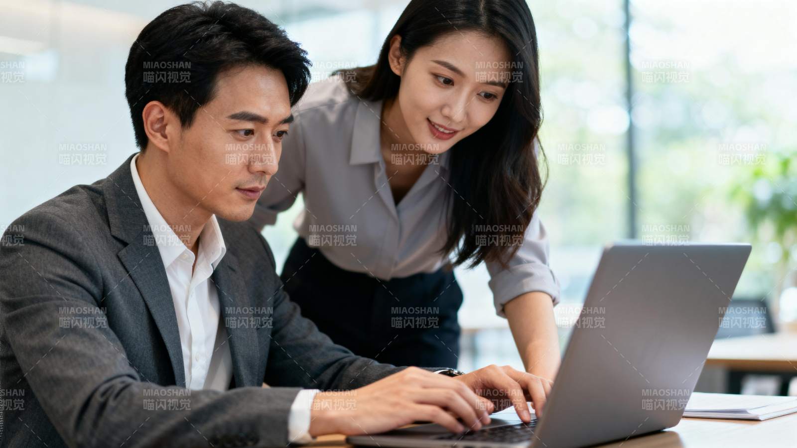 职场协作瞬间图片