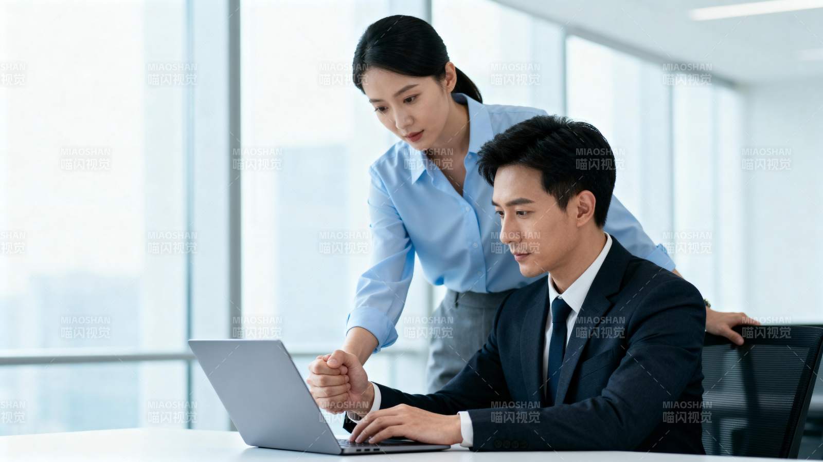 职场协作瞬间图片