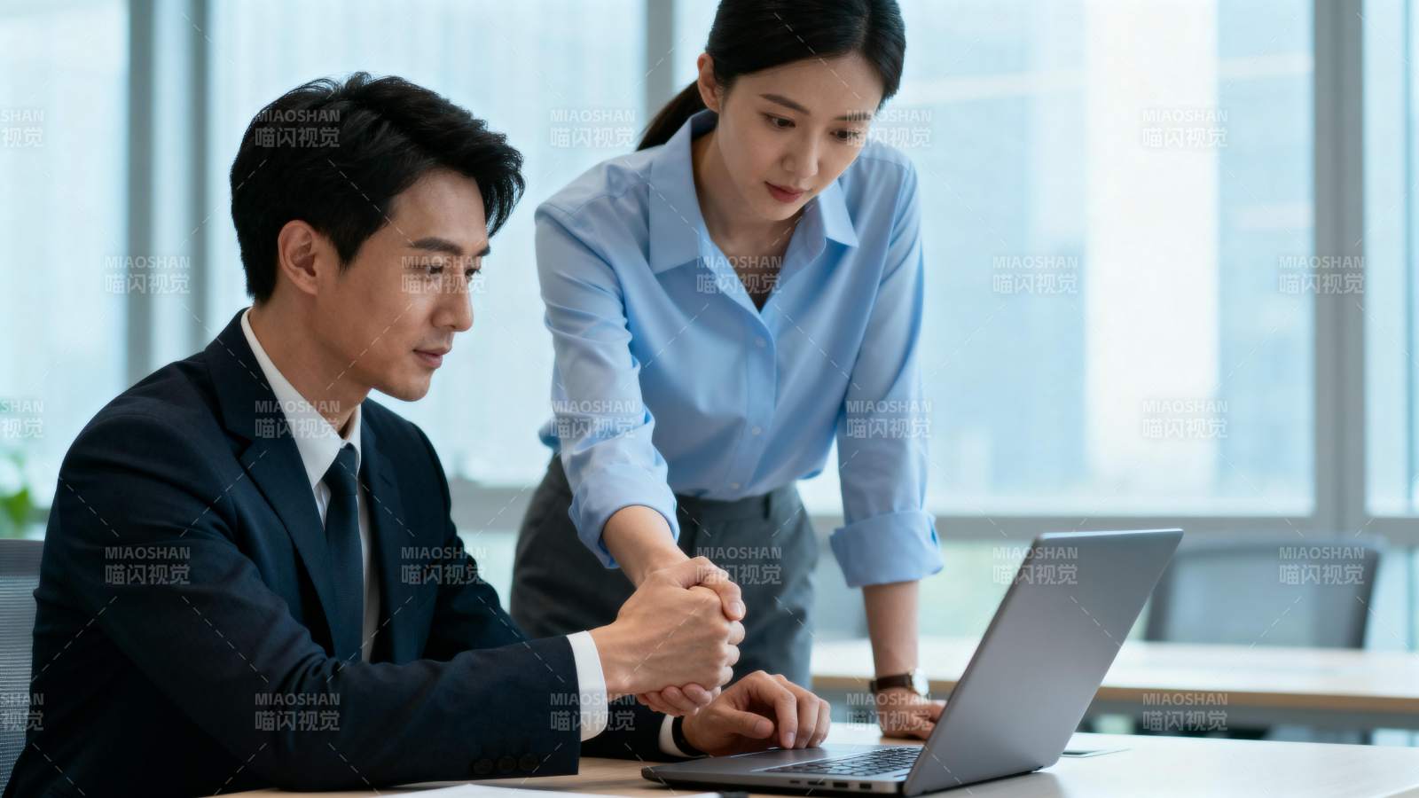 职场协作瞬间图片