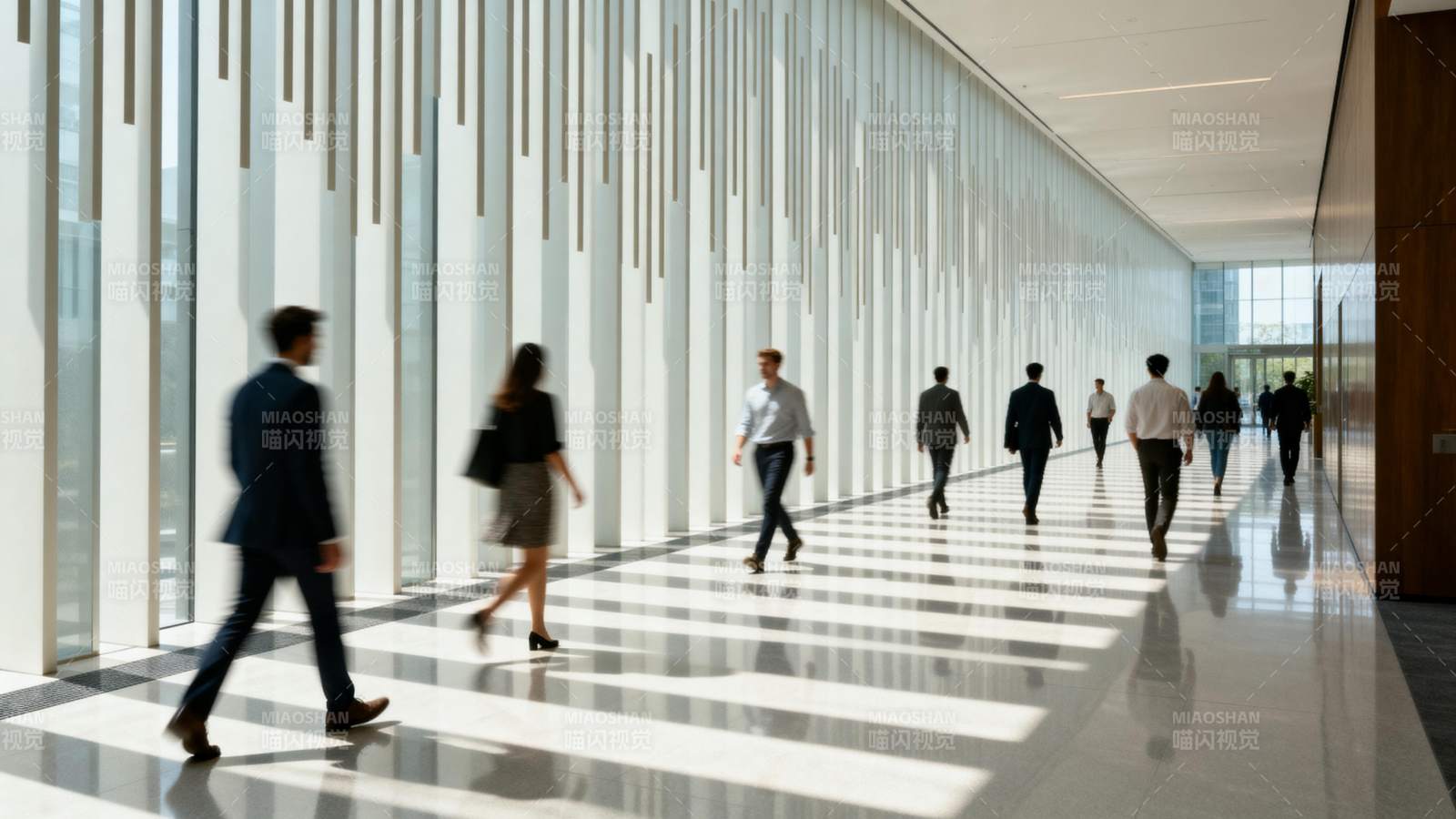 现代办公走廊行影图片