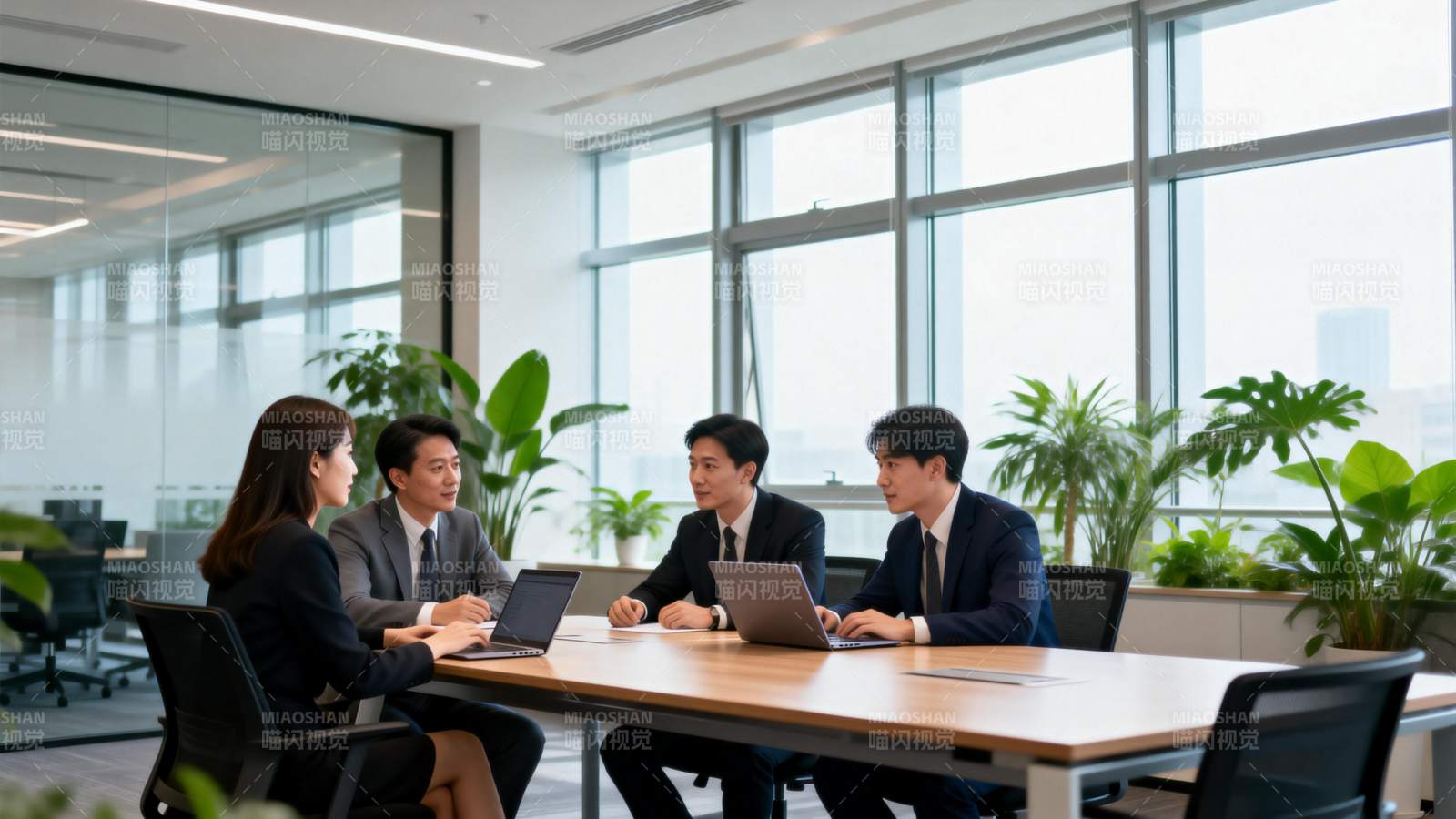 商务会议进行中图片