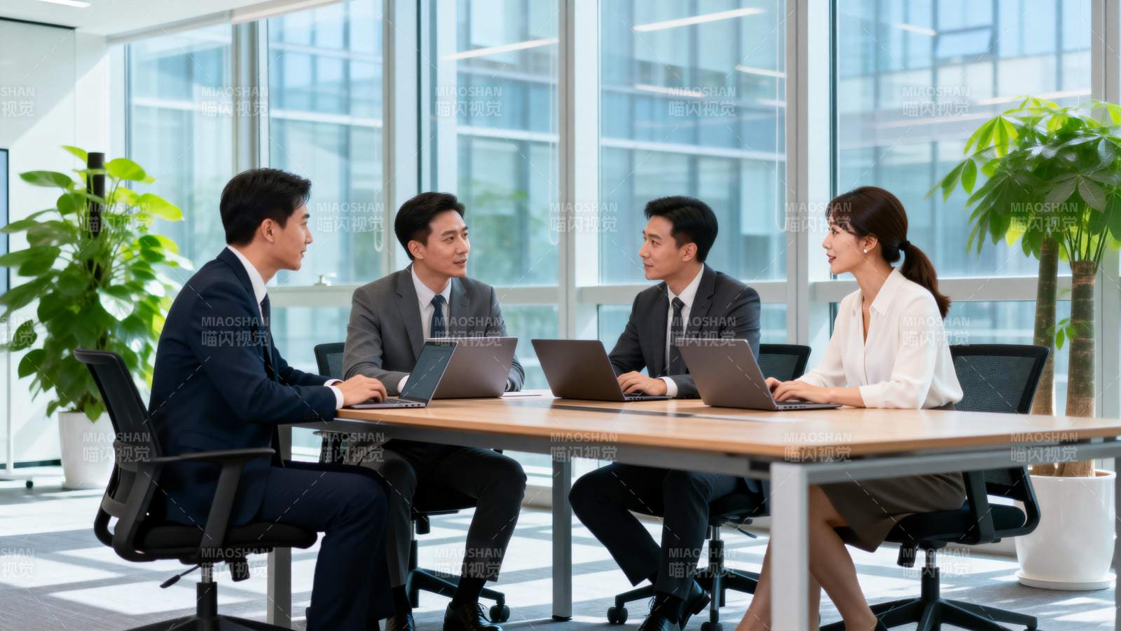 商务会议讨论中图片